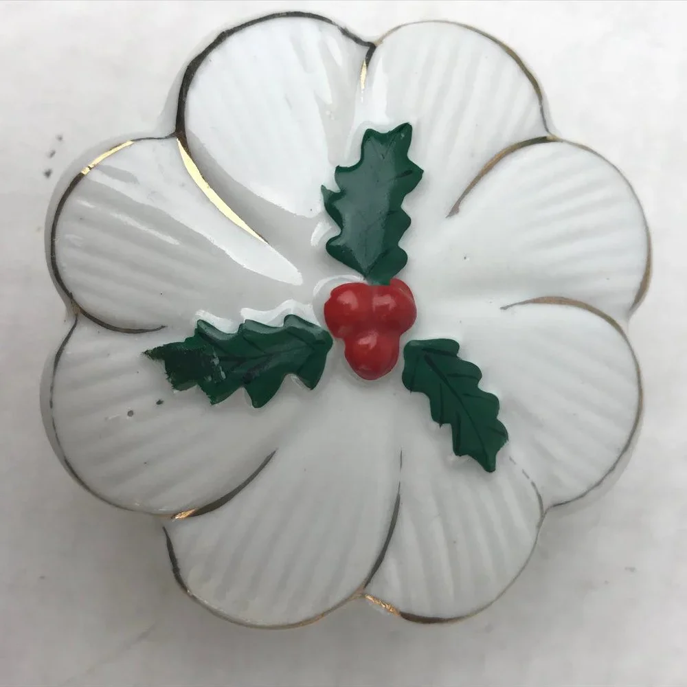 NIB - VINTAGE PORCELAIN KEEPSAKE Detailed Embossed Trinket Box with Gold Trim